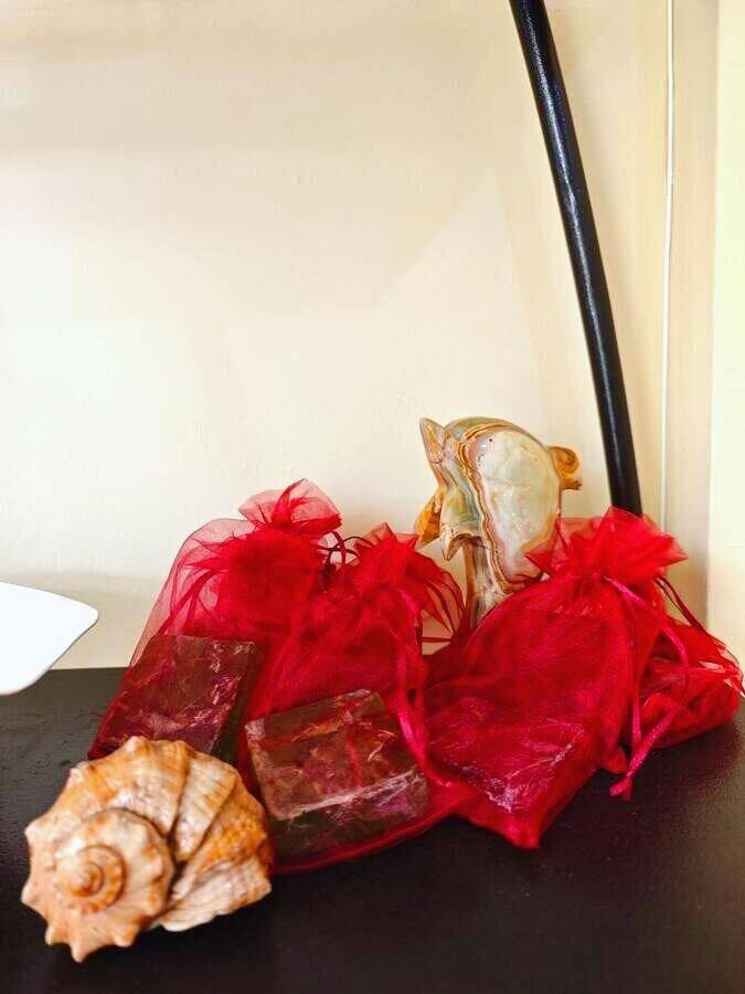 Kristalle und Edelsteine im roten Organza