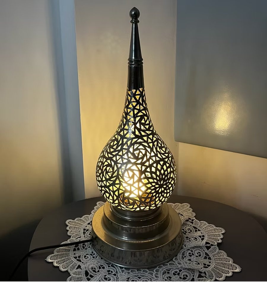 Tischlampe aus durchbrochenem Metall – Magic Decoration