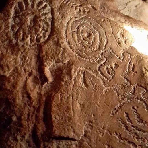 Petroglyphen in einer Höhle