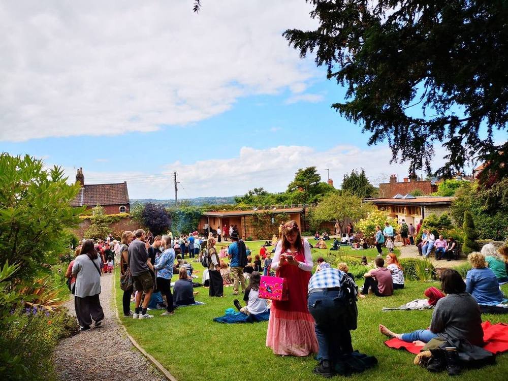 Gemeinschaft auf dem Goddess Festival in Glastonbury