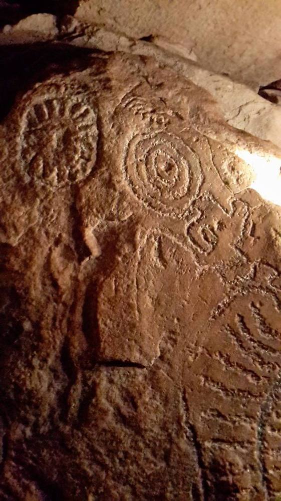 Antike Petroglyphen — Höhle mit Steingravuren